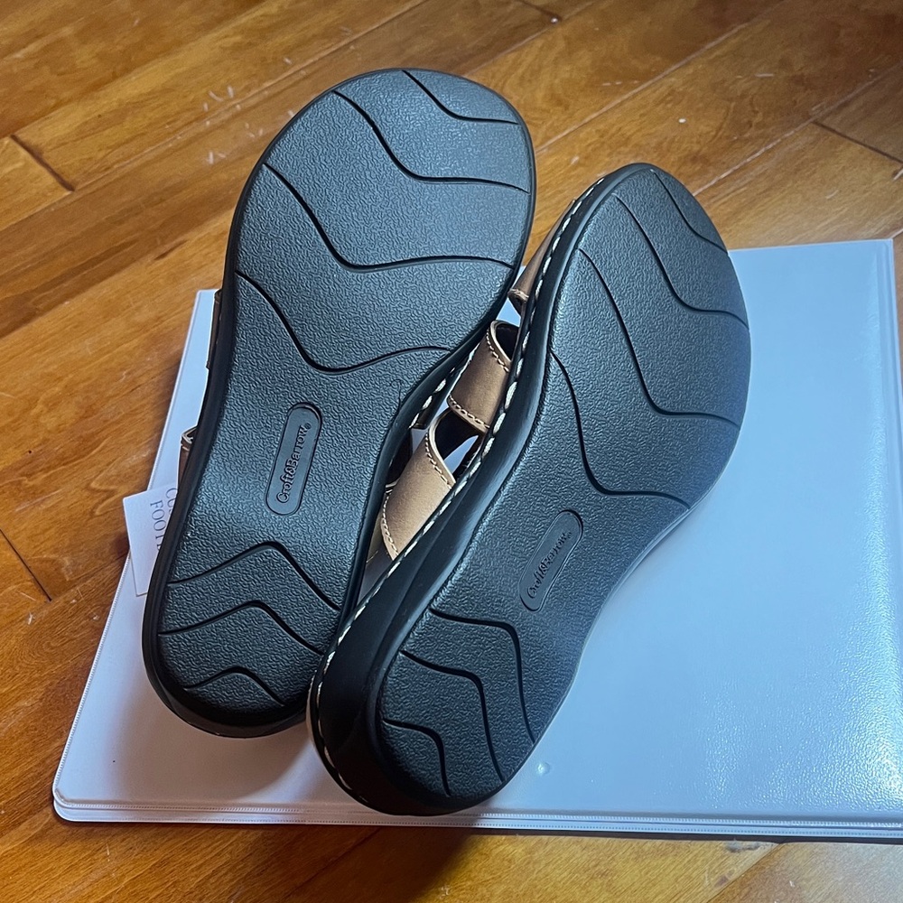 NEW Croft & Barrow Tan Sandals - Picture 3 of 3